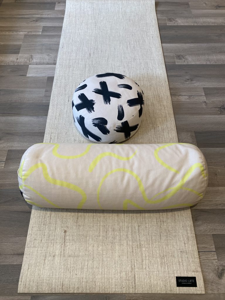 Yoga in der Rückbildung Matte und Bolster