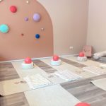 Yoga in der Rückbildung bei HOLIMAMA mit Spielsachen für Babys