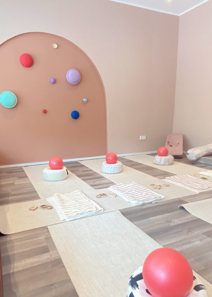 Yoga in der Rückbildung bei HOLIMAMA mit Spielsachen für Babys