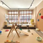 Holzspielsachen und Kletterdreieck für Babykurs