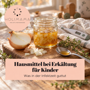 Zwiebel, frischer Thymian und selbstgemachter Sirup im Glas als Hausmittel bei Erkältung für Kinder